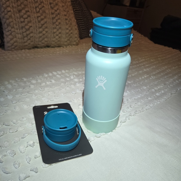 Hydro Flask Light Blue Water Bottle with Flex Sip Lid - Picture 3 of 4
